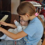 gra na pianinie z maluchem