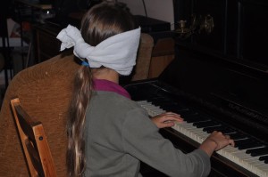 gra na pianinie bez patrzenia