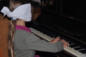 gra na pianinie bez patrzenia